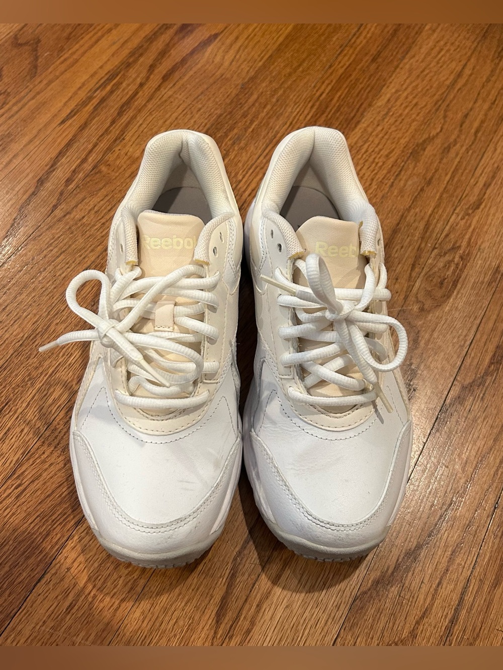 EUC Reebok White and Cream Low-Top Sneakers size 6.5